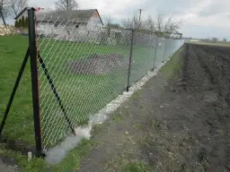Ogrodzenie z siatki: jak uniknąć błędów przy ustawianiu słupków