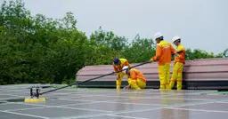 Jak skutecznie myć panele fotowoltaiczne? Poradnik 2025