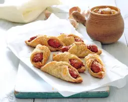 Pyszna biała kiełbasa w cieście francuskim - przepis krok po kroku