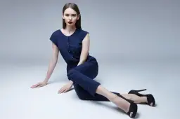 Jakie buty do granatowego kombinezonu, aby uniknąć modowych wpadek?