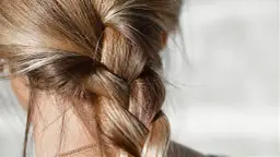 Jak farbować włosy płukanką? Naturalne metody na zdrowy kolor włosów