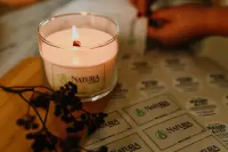 Świeczka o zapachu świerku – naturalny sposób na relaks w domu