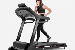 Kobieta w czarnym stroju ćwiczy na bieżni.