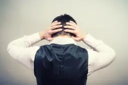 Głośna muzyka w bloku: normy, kary i jak odzyskać ciszę?