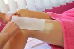 Czy po depilacji woskiem można się opalać? Uniknij podrażnień!