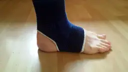 Opuchlizna po skręceniu: jak długo trwa i jak ją szybko zmniejszyć?