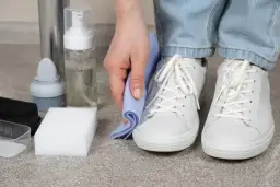 Gumowe buty bez żółtych plam? Skuteczne czyszczenie krok po kroku