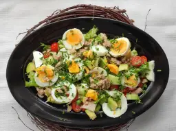 Jaki sos do sałatki z tuńczykiem? Odkryj najlepsze smaki i tekstury