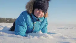 Zimowy kombinezon: jak ubrać dziecko, by nie marzło i nie pociło się?