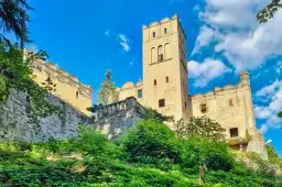 Ruiny zamku w Ratnie Dolnym: historia, tajemnice i plany na przyszłość