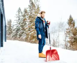 Jak odśnieżyć podjazd skutecznie i bez zbędnego wysiłku?