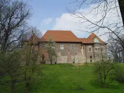 Cennik zamku w Dębnie – poznaj ceny biletów i godziny otwarcia