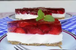 Fit sernik na zimno z galaretką: przepis na zdrowy deser bez cukru