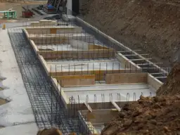 Zbrojenie podłogi na gruncie: Kiedy siatka jest niezbędna?