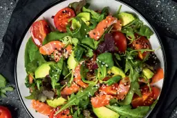 Idealna sałatka do pstrąga? Przepisy na pieczonego, grillowanego i wędzonego