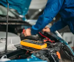 Czy prostownik może rozładować akumulator? Oto, co musisz wiedzieć