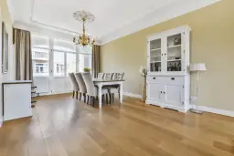 Panele i płytki bez listwy? Poznaj metody i uniknij błędów!