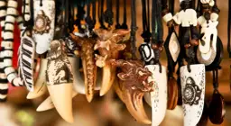 Naszyjniki z zębami zwierząt, kością słoniową i innymi motywami to świetny pomysł, co warto kupić w Tajlandii.