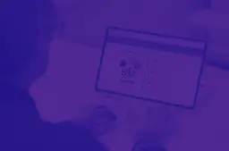 Osoba pisząca na laptopie, na ekranie którego widnieje raport oceny kredytowej z wynikiem 832.