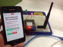 Jak podłączyć ledy z telefonem? Aplikacja na smartfonie steruje Arduino przez Wi-Fi, zapalając i gasząc diody LED na płytce stykowej.