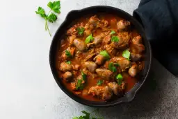 Sekret Jakubiaka: Gulasz z serc drobiowych z kapustą przepis krok po kroku