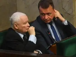 Jarosław Kaczyński i Mariusz Błaszczak siedzą obok siebie w ławach sejmowych.