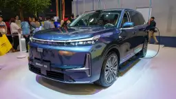 Niebieski Geely M9, jeden z dziwnych samochodów osobowych, jest ładowany na wystawie.