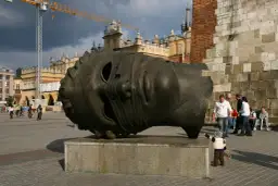 Eros Bendato Kraków: Odkryj sekrety kultowej rzeźby Mitoraja