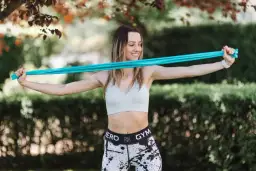 :Ćwiczenia na brzuch z gumami i taśmami - spalanie tłuszczu i wzmocnienie mięśni