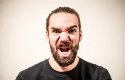 Czy używanie wulgaryzmów to grzech? Odkryj moralne konsekwencje