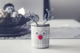 Uroczy renifer z brokatowymi rogami i czerwonym noskiem. Idealny pomysł, jak oryginalnie zapakować prezent dla dziecka na święta.