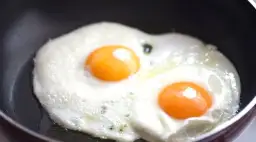 Jajko sadzone bez tłuszczu: 85 kcal, makro i przepis. Czy to hit diety?