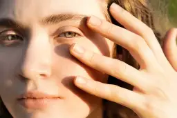 Czy serum z witaminą C można stosować pod oczy? Sprawdź, zanim użyjesz