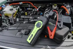 Co to jest booster w samochodzie? To przenośne urządzenie, które pomoże uruchomić auto, gdy akumulator odmówi posłuszeństwa.
