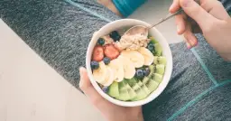 Jedzenie po treningu: Czy musisz jeść od razu? Poznaj prawdę