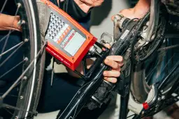 Jak zabezpieczyć rower w piwnicy przed kradzieżą i uszkodzeniem