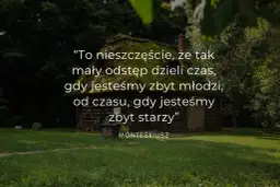 Drewniana chata kryta strzechą na tle zielonego lasu, z cytatem o czasie.