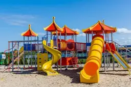 Wakacje nad morzem z dzieckiem: TOP miejsca i porady eksperta