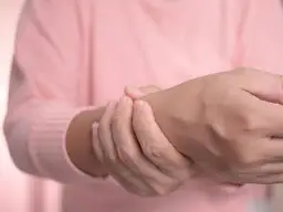 Skręcony nadgarstek: jak długo boli i co zrobić, by złagodzić ból