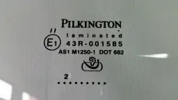 Oznaczenia Szyb Samochodowych: Co Oznaczają i Jak Je Czytać?