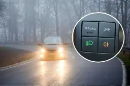 Mglisty dzień, auto na drodze. Widać przyciski do włączania świateł, w tym jak się włącza światła przeciwmgielne (pomarańczowa ikonka).