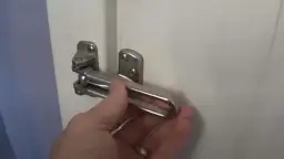 Jak zamknąć drzwi w hotelu na kartę od środka – uniknij problemów z bezpieczeństwem