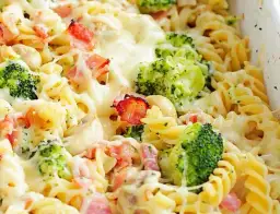 Szybka zapiekanka makaronowa z boczkiem i brokułami na obiad