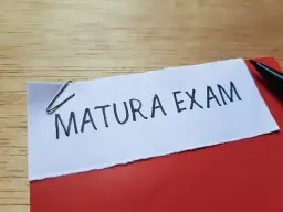 Notatka z napisem "MATURA EXAM" przypięta spinaczem. Klucz do tego, jak zdać maturę z angielskiego.