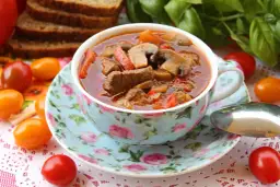 Przepis na strogonowa z wołowiny, który zachwyci Twoich gości