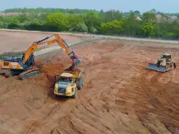 Czym wyrównać działkę, aby uniknąć problemów z terenem?