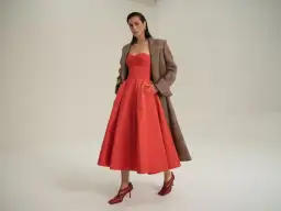 Czerwona sukienka: Jakie buty? Kompletny poradnik ekspertki