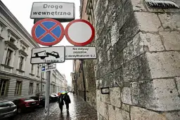 Znaki drogowe informują o zakazach na drodze wewnętrznej. Uważaj na przepisy!