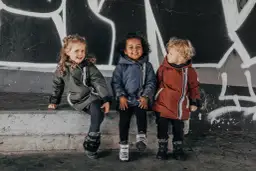 Dziecko w górach zimą: Jak ubrać, by było mu ciepło i sucho?