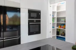 Jak zrobić spiżarnię w kuchni: praktyczne porady na każdą przestrzeń